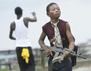 niño soldado en Monrovia, Liberia 2003. (C) Nic Bothma - European Pressphoto Agency.
